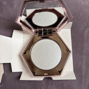 Fenty Beauty Diamond Bomb Highlighter